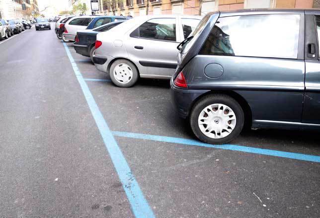  Aggressione choc a una parcheggiatrice: "Denudata davanti a tutti dall’autista di un Suv"