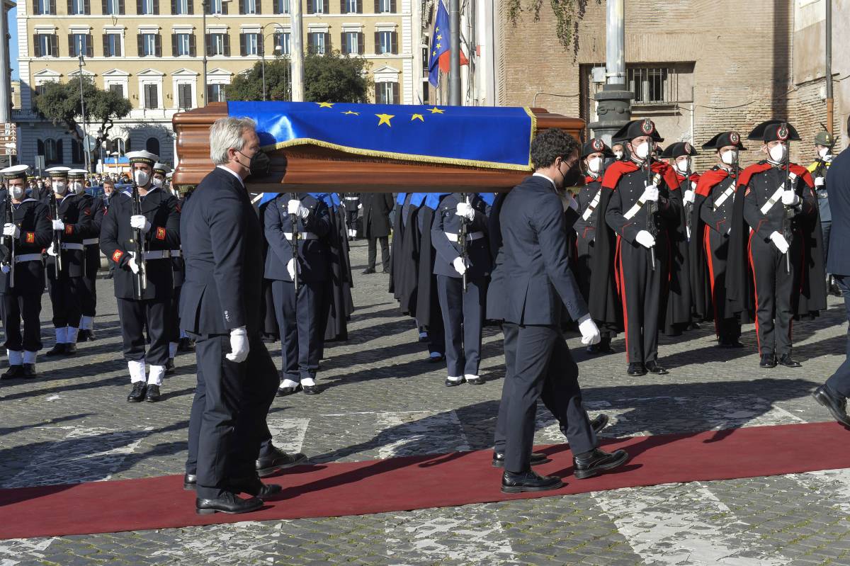 "Ci lasci una caparbia lezione di ottimismo". L'ultimo addio a David Sassoli