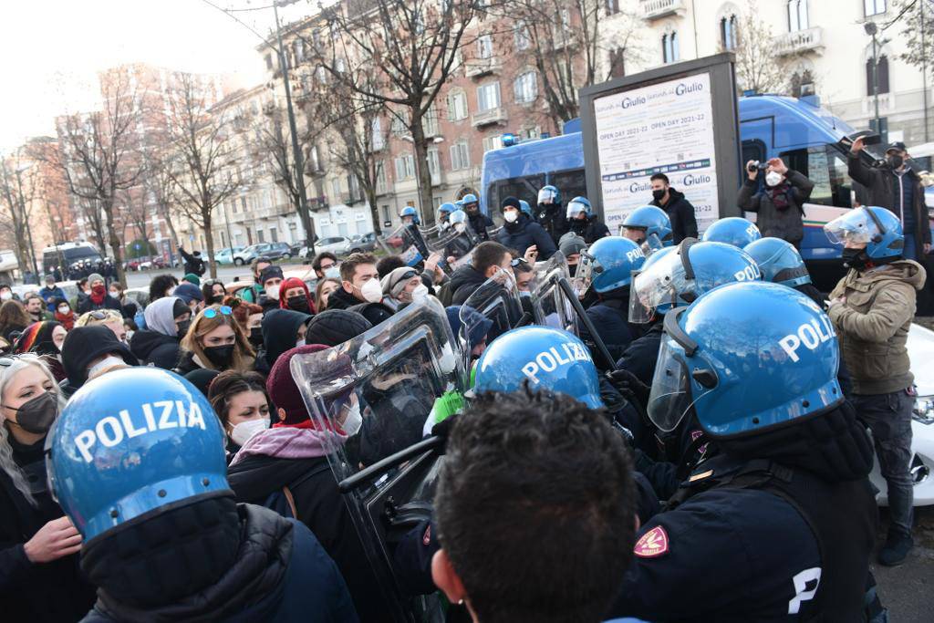 Ora spuntano i "No Esselunga": l'ultima follia della sinistra