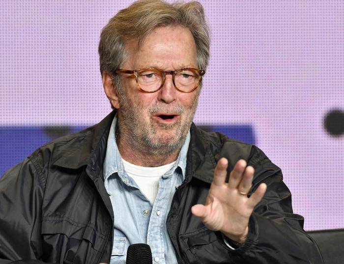 Eric Clapton fuori controllo: "I vaccinati? Vittime di ipnosi di massa"