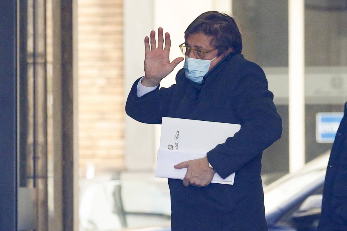 "Minaccia e istiga all'odio contro i no vax". E Sileri finisce querelato