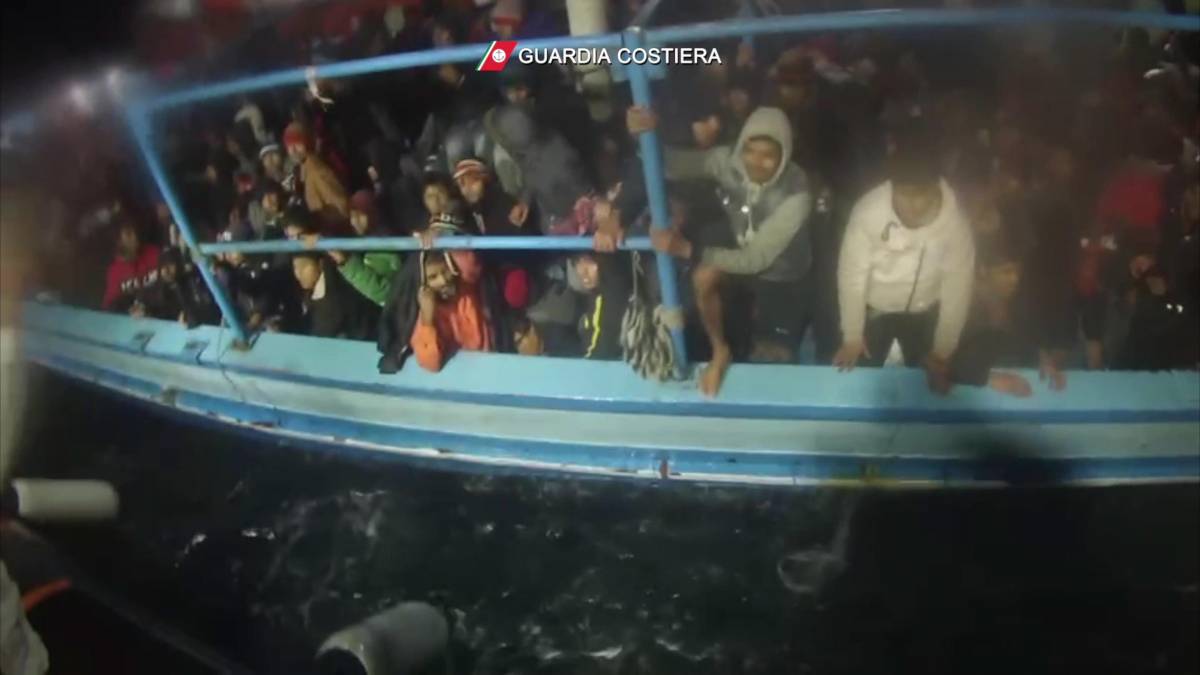 Gli immigrati "invadono" Lampedusa: cosa sta succedendo