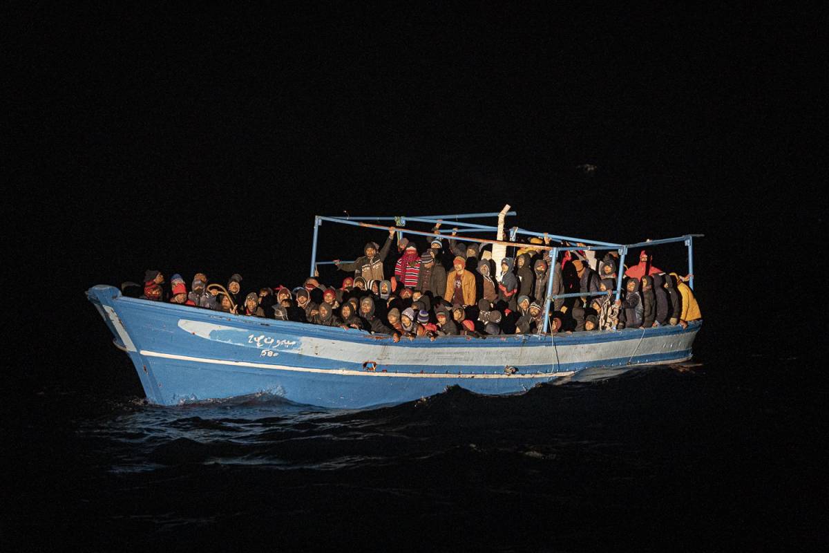 Nuovi sbarchi, naufragi, annegati: è caos immigrazione