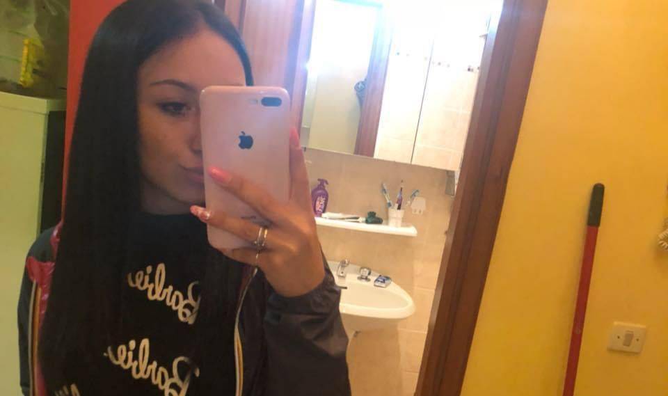 Trovata strangolata a casa del vicino. Caccia all'uomo