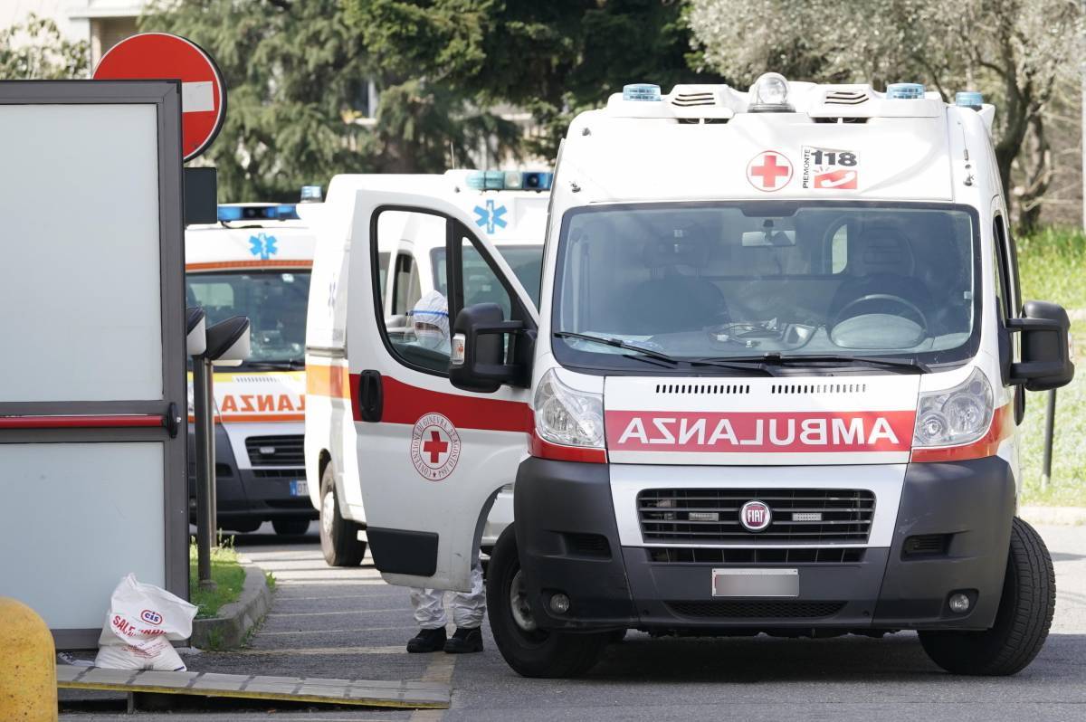 Ambulanze bloccate in coda davanti agli ospedali