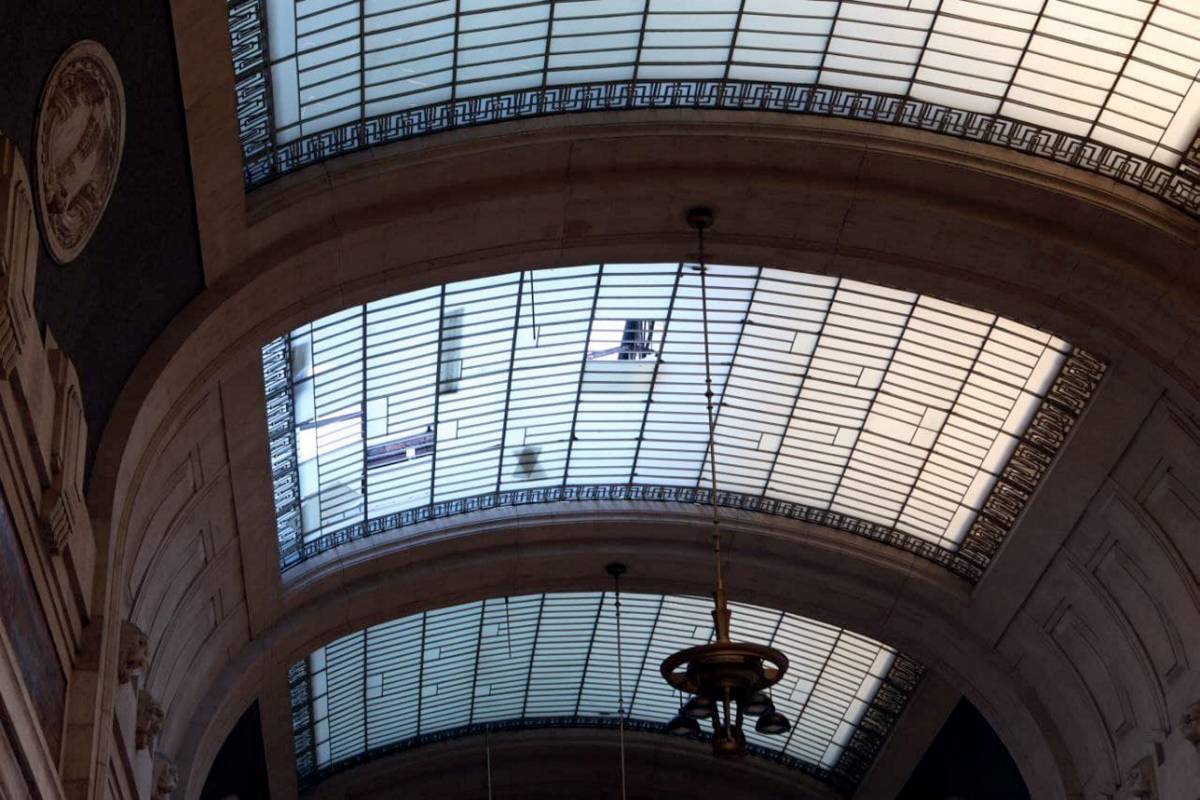 Paura a Milano: il vento scoperchia il tetto della stazione Centrale