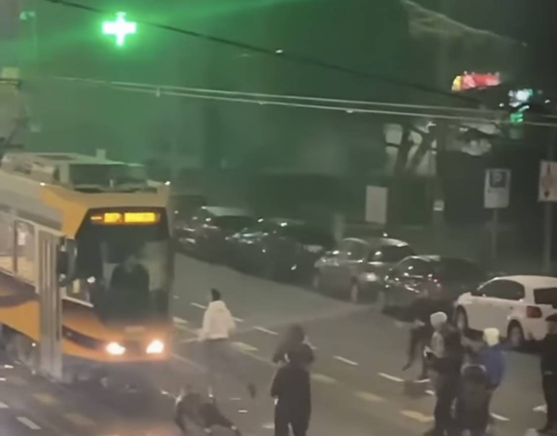 Baby gang assalta un tram, ma Sala finge ancora di non vedere