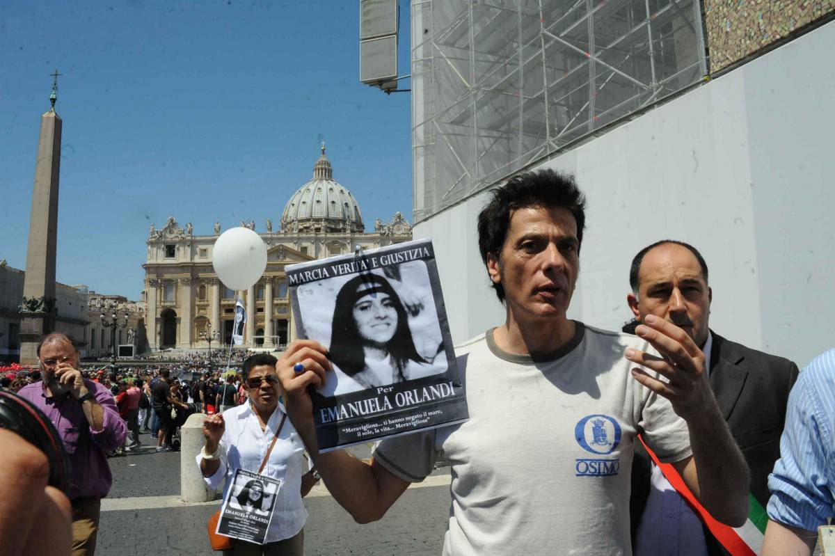 Pietro Orlandi nel 2012 con il manifesto della sorella scomparsa Emanuela