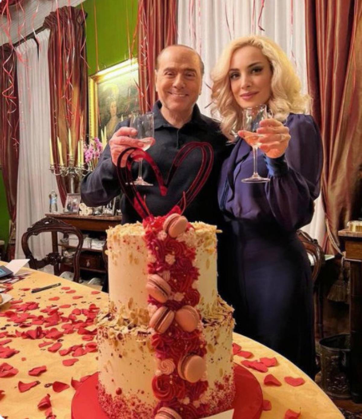 Il San Valentino di Berlusconi: "Con chi amate e chi ama l'Italia"