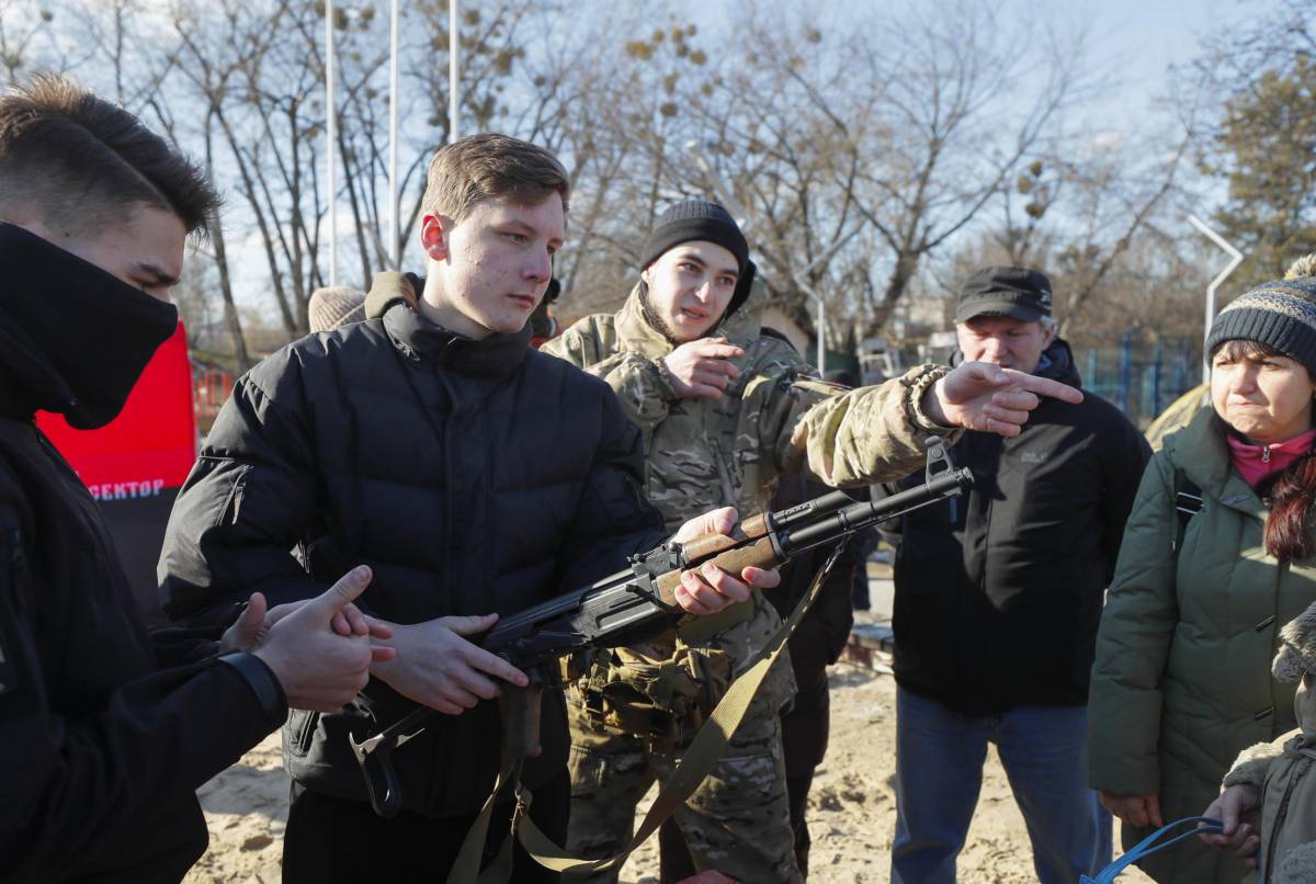 Donbass in fiamme: esplode autobomba, evacuati i civili. "Prendete le armi". File ai confini russi