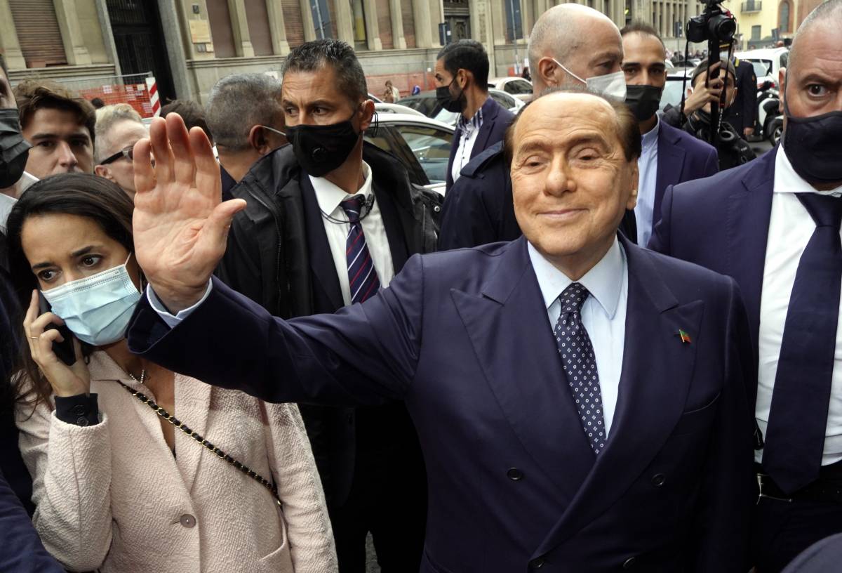 Berlusconi: "Indispensabile una difesa comune per l'Ue"