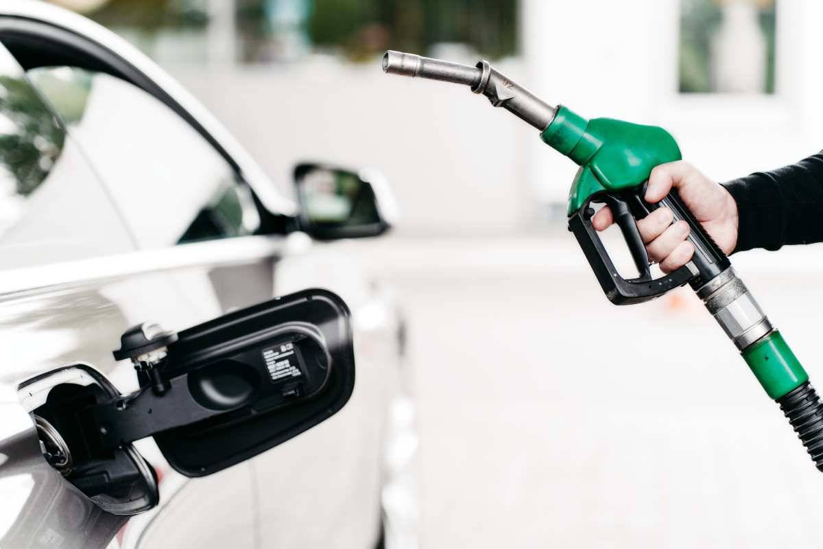 Schizza il costo della benzina: quanto si paga adesso