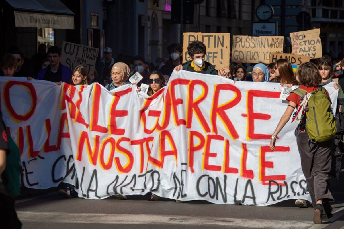 Milano, 30mila no alla guerra. La sinistra attacca Usa e Nato