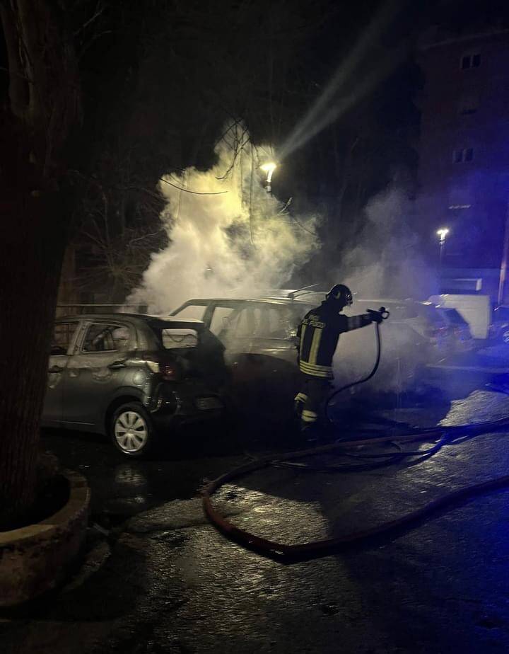 A fuoco l'auto di una giornalista del Tg1. Indagano i carabinieri
