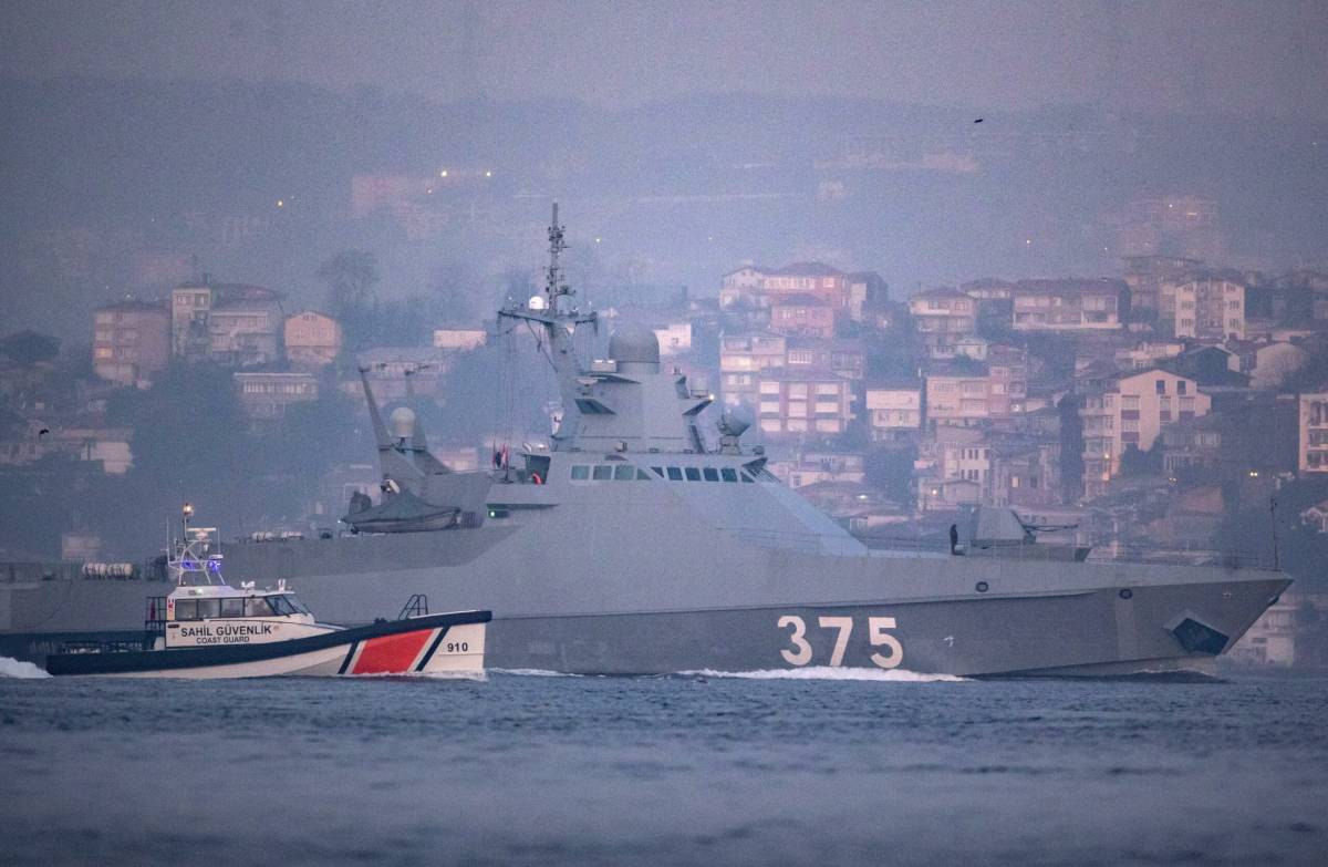 "Non passano dal Bosforo". La Turchia blocca le navi donate da Londra all'Ucraina