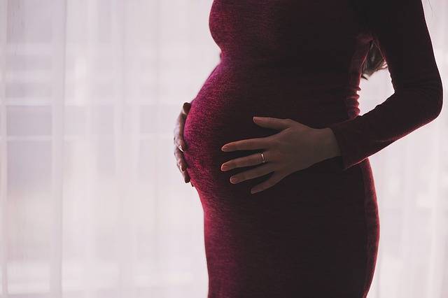 Emicrania e complicazioni in gravidanza: esiste una connessione?