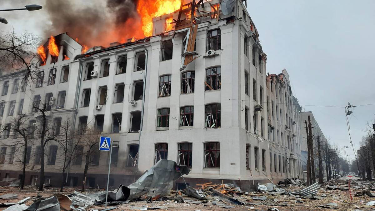 "Usate bombe a grappolo. Morti 2mila civili ucraini". Kherson è caduta. Kharkiv colpita dai razzi. "Mosca vuole cancellarci"