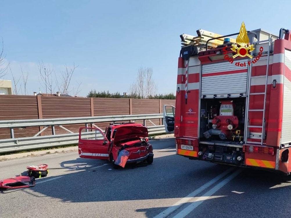 Lo schianto con la 500 storica: morto un poliziotto 41enne