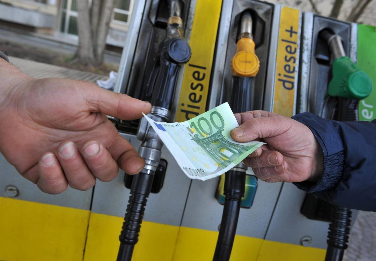 Carburanti, la benzina supera i 2 euro a litro anche nel self - ilGiornale.it