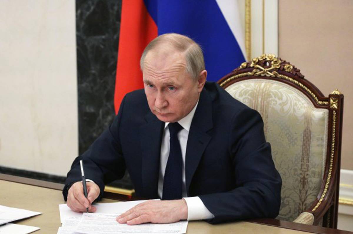 "Ha uno strano gonfiore...". La malattia nascosta sul volto di Putin