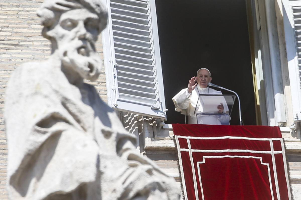 Papa Francesco: "Bisogna imparare a farsi da parte"