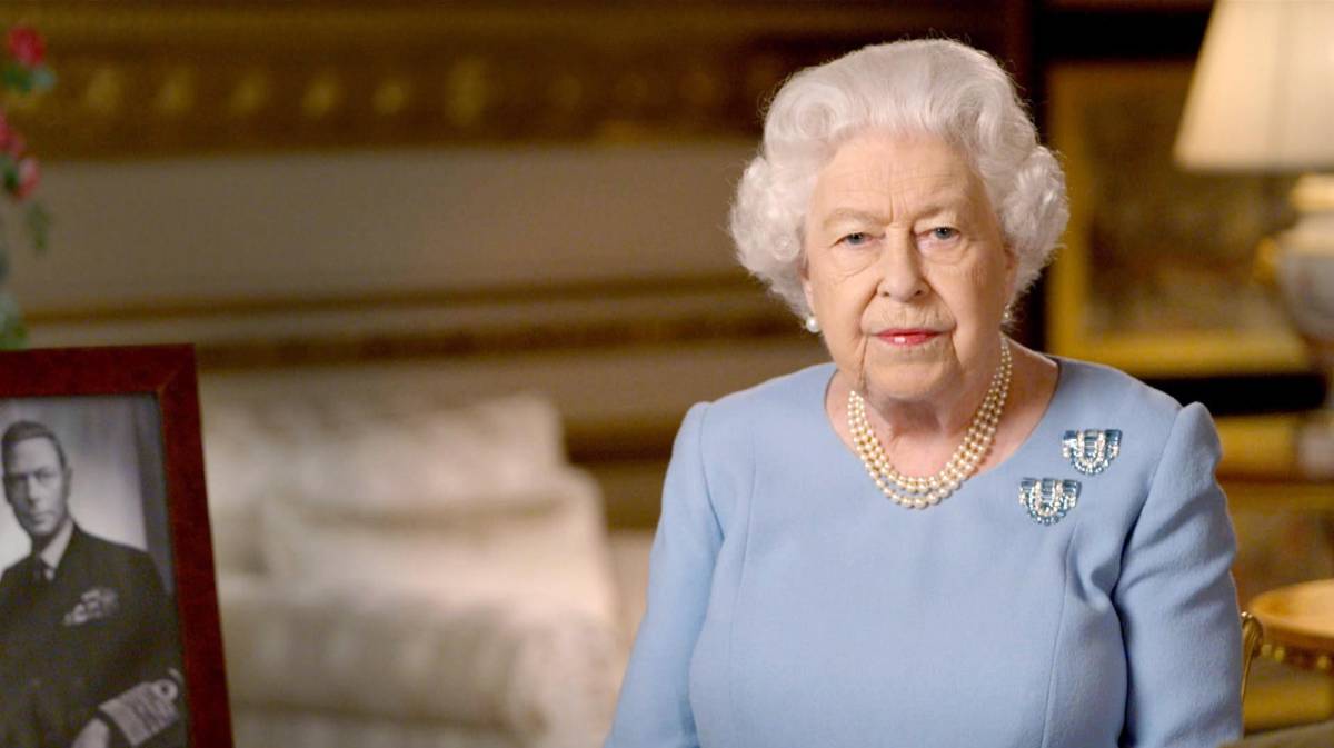 La regina Elisabetta "sguaina la spada" contro Putin