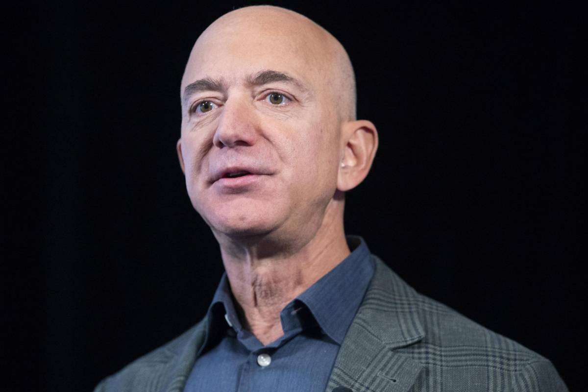 Bezos dà in beneficenza (quasi) tutti i suoi soldi. E licenzia 10mila persone