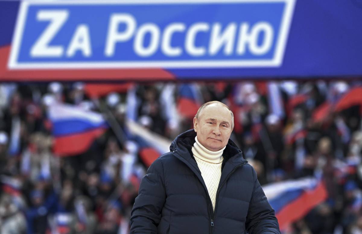 Inni, bandiere e Bibbia. Il mega-show di Putin. Messaggio ai russi e al mondo intero: "Avanti coi nostri piani"