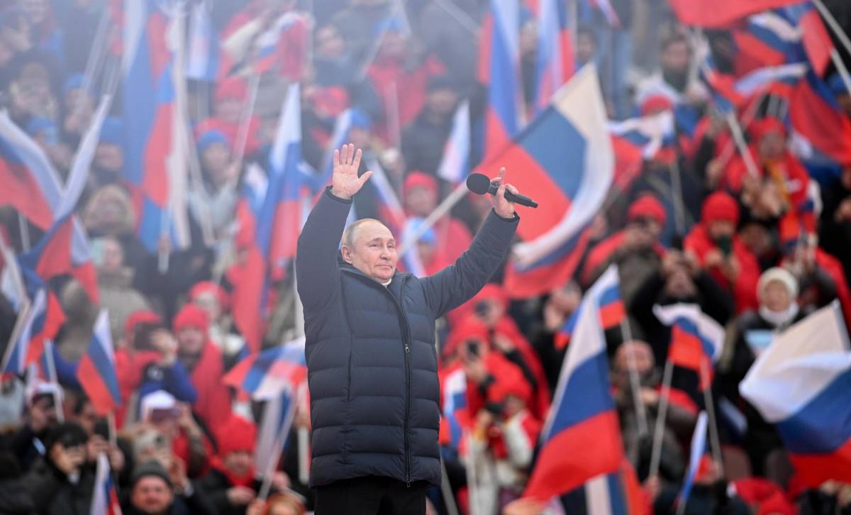 I sospetti su Putin "Cancro alla tiroide. Visitato 35 volte". Mosca smentisce (ma il giallo resta)