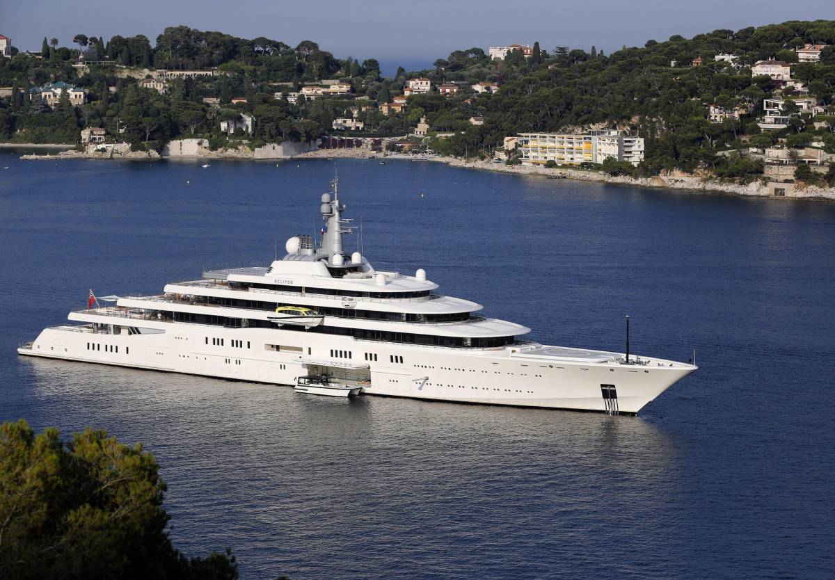 Abramovich sposta in Turchia il suo yacht con sistema missilistico
