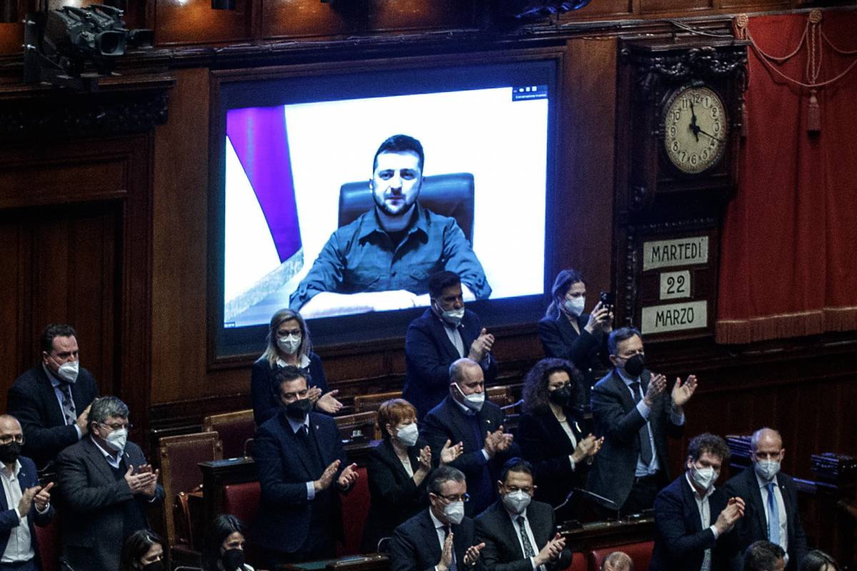 Zelensky in video commuove l'Aula. "Fermate quell'uomo. Mariupol? Immaginate Genova in macerie"