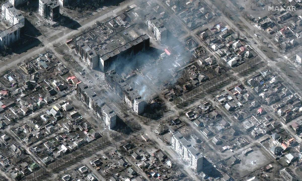 "100 mila persone in trappola": Mosca stringe l'assedio su Mariupol 