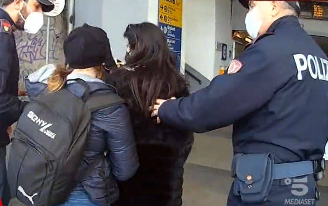 Fermate 11 borseggiatrici in metrò. Sono tutte incinte: evitano il carcere