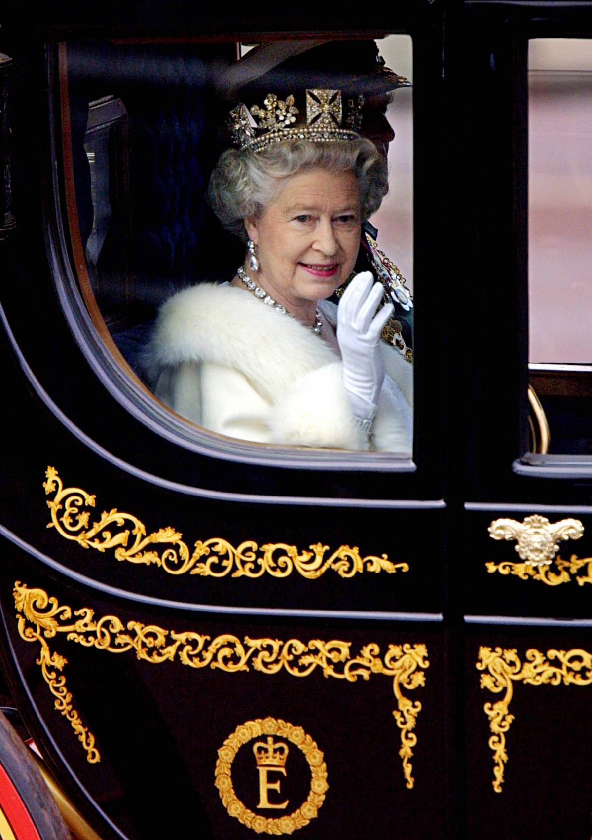 La regina Elisabetta lancia sul mercato un detersivo per piatti (costoso)