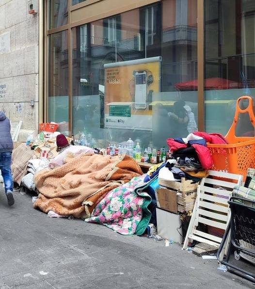 Il Duomo preso d’assalto dai senzatetto: "È uno scempio, intervenga il sindaco"