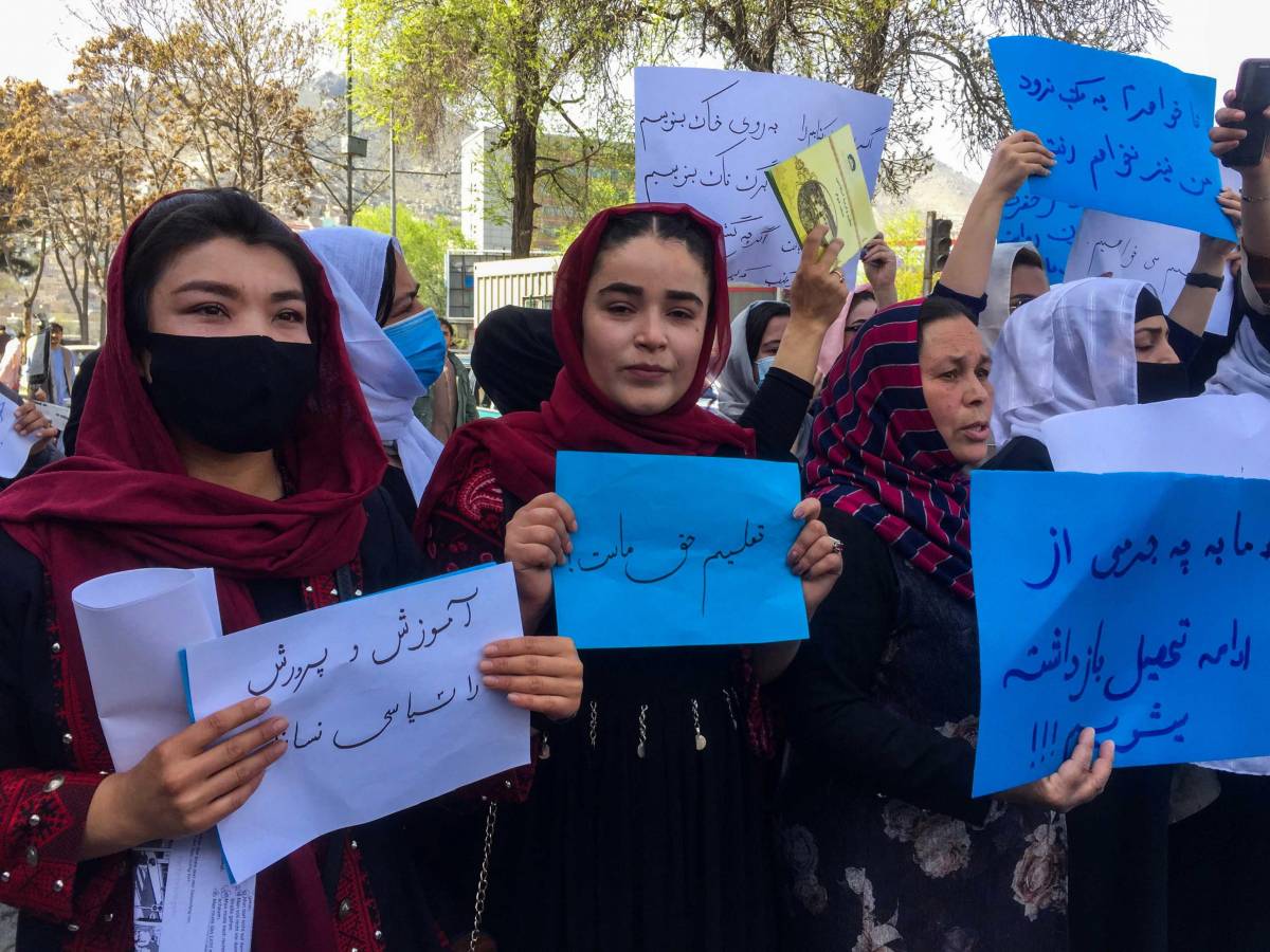 Le afghane sfidano i talebani "Vogliamo tornare in classe"