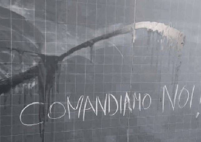 "Qui comandiamo noi...". E devastano la scuola