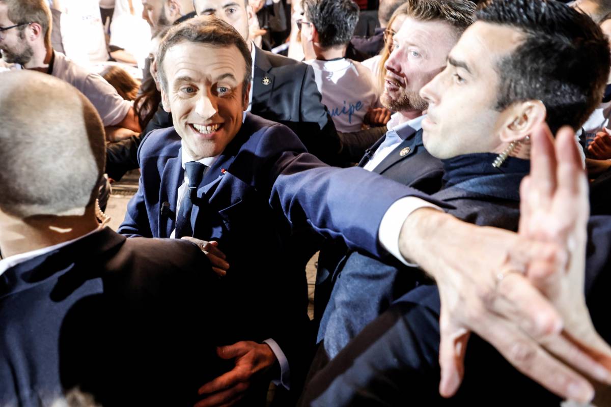 Macron lancia la corsa (con la paura di Le Pen). "Uniti contro le destre"