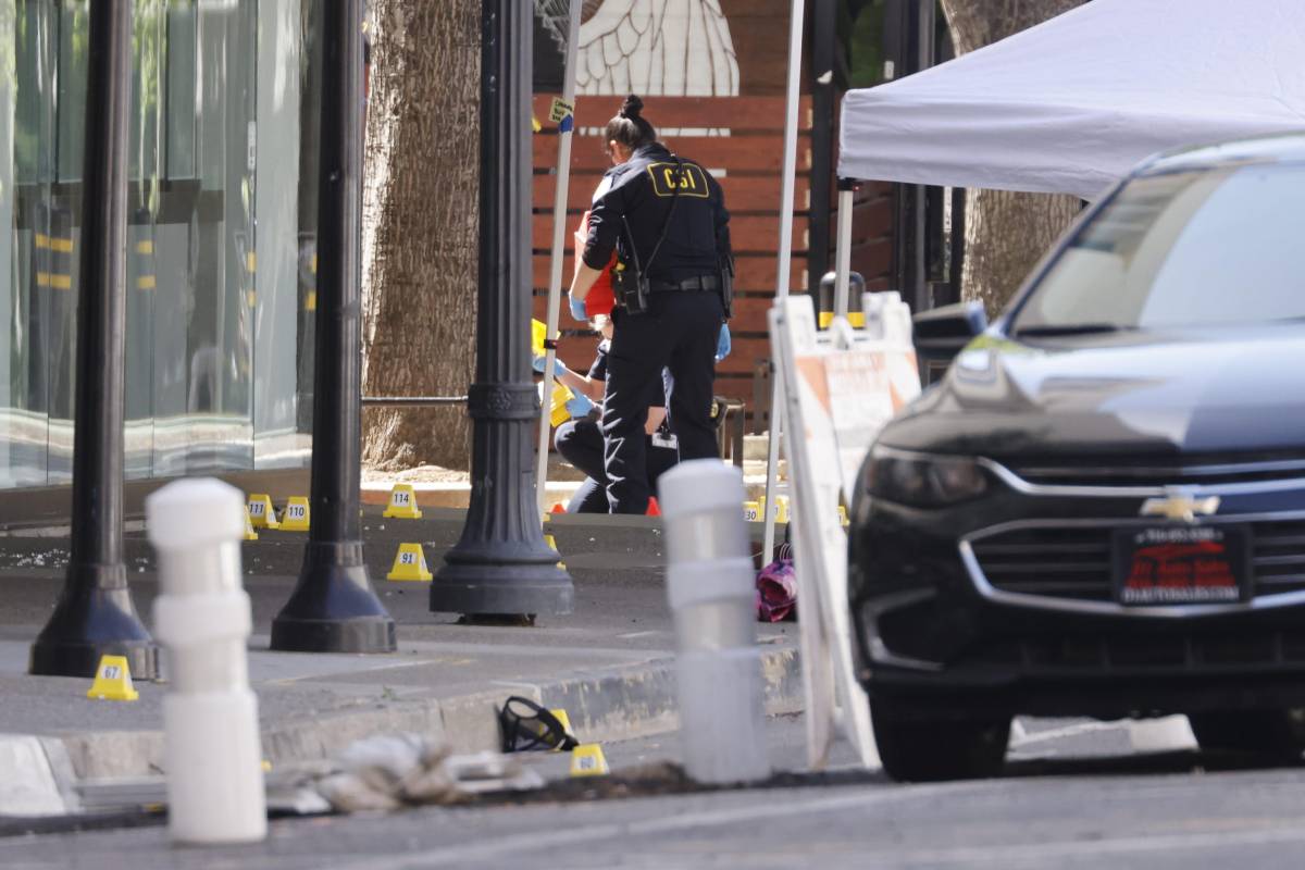 Sparatoria davanti a un bar. Fuoco da un'auto, 6 morti