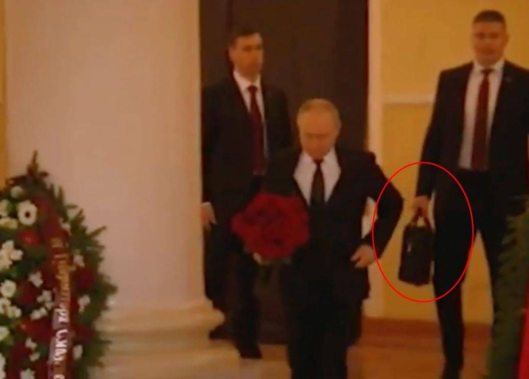 Il dettaglio nella foto di Putin: "Quella valigetta..."