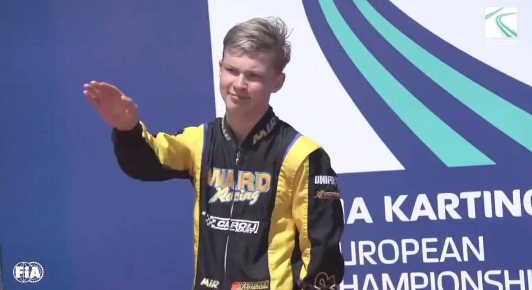 Fa il saluto romano sul podio: giovane kartista russo viene licenziato dalla squadra