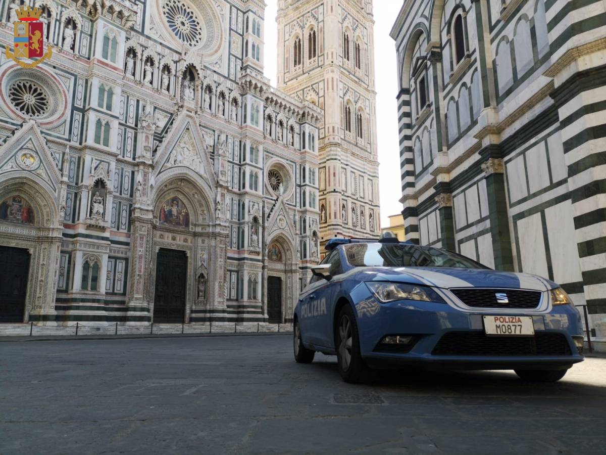 Una volante della polizia di Stato davanti al Duomo di Firenze (foto di repertorio)