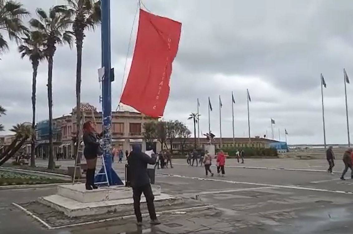 "Bandiera rossa per la Liberazione". È scontro tra antagonisti e sindaco