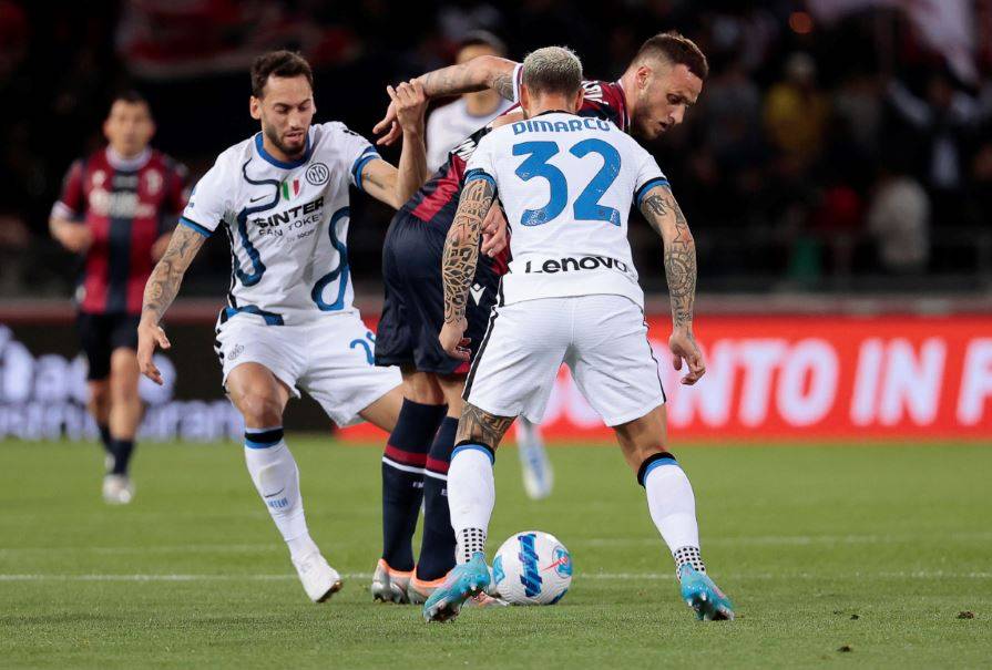 Suicidio di Radu e dell'Inter, il Milan ringrazia e ipoteca lo scudetto
