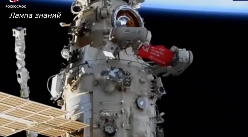 Blitz dei cosmonauti russi sulla Iss: esposto il vessillo dell'Urss