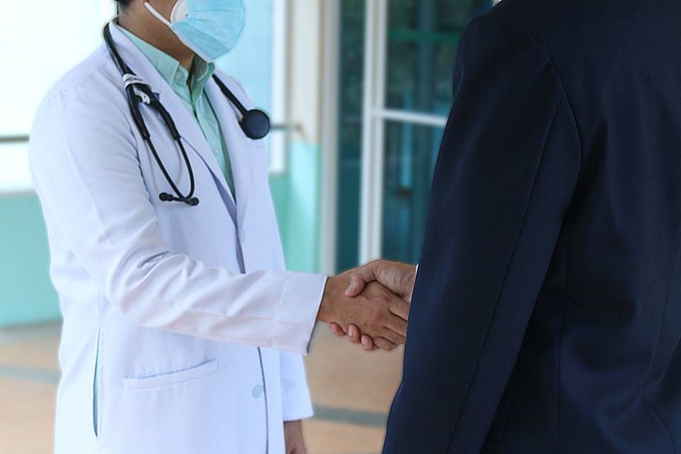 “Deve fare una visita urgente”. E ti svuotano il portafoglio: attenzione alla truffa del finto Cup