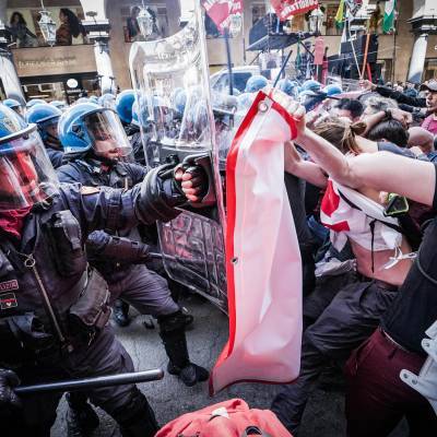 Primo maggio di scontri: 10 agenti feriti a Torino, tensioni coi no Green Pass a Trieste