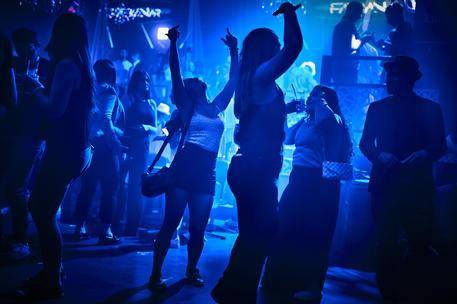 Giovane accoltellato e derubato in discoteca: altri due arresti