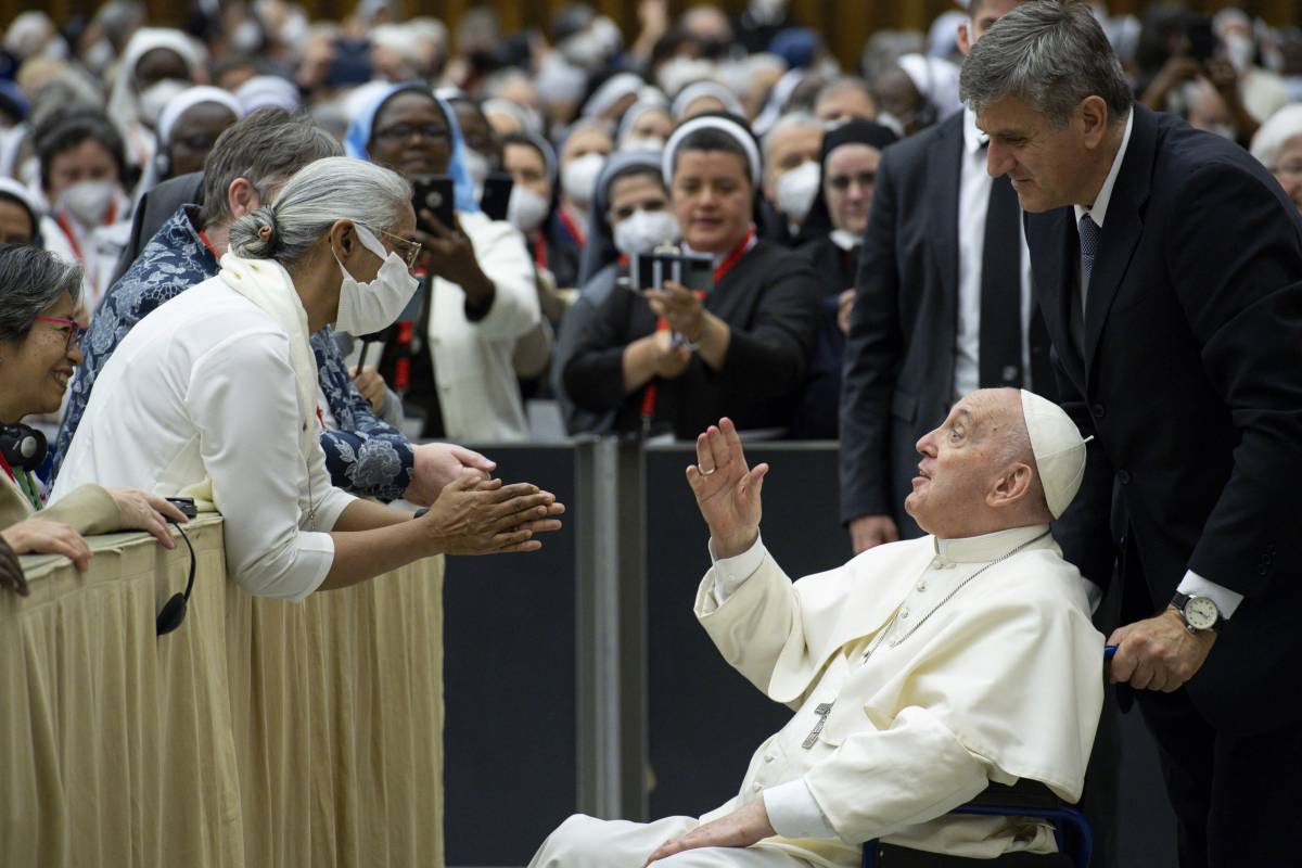 Il Papa in pubblico con la carrozzina: "Problemi al ginocchio"