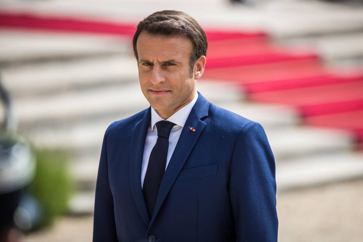 Macron giura all'Eliseo: "Non secondo mandato. Un nuovo presidente"